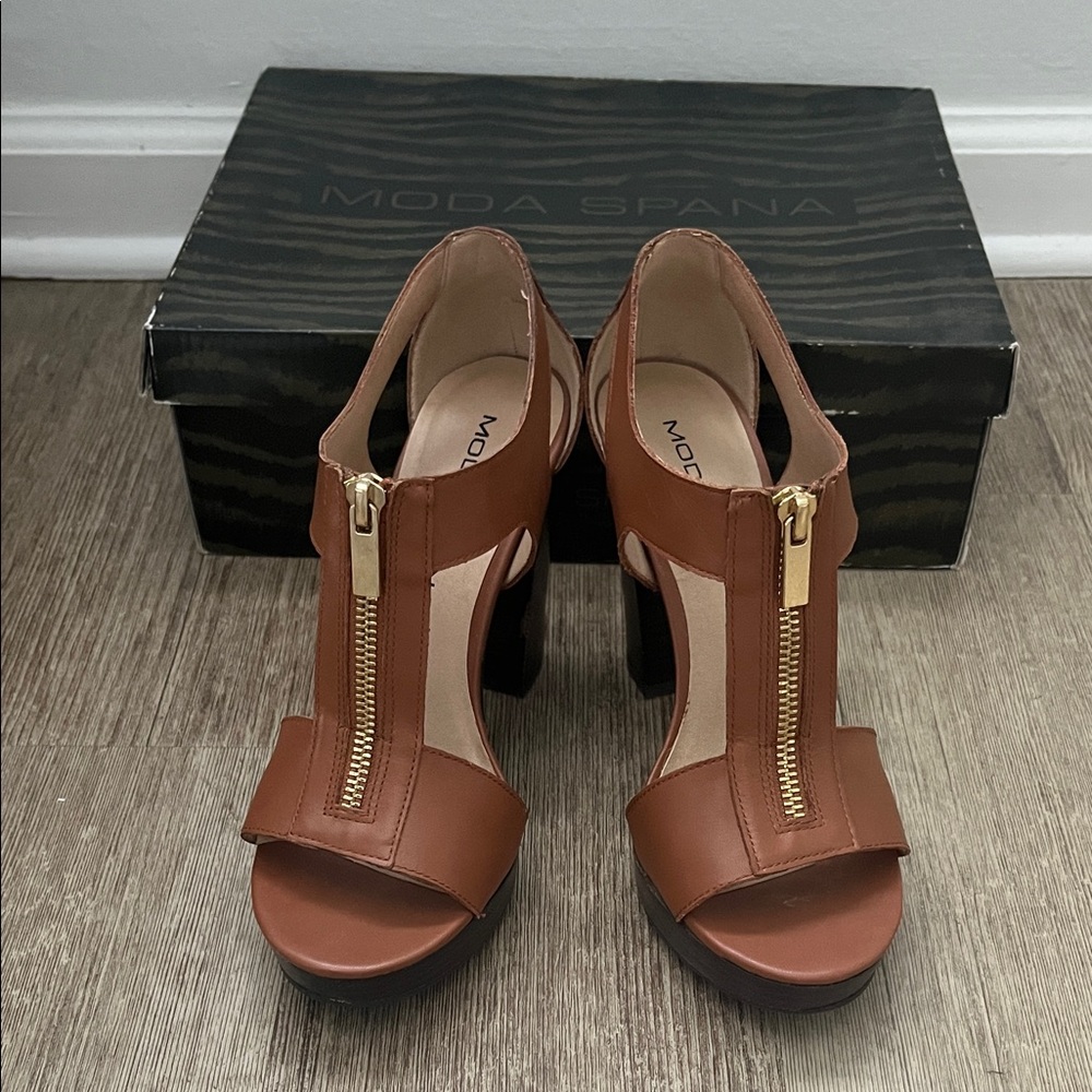 Moda Spana Tan Heeled Sandals with Gold Zipper